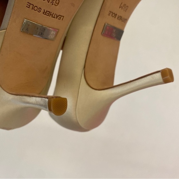 Badgley Mischka || Pearson d'Orsay Pumps Bridal Jeweled Satin Ivory Cream 6.5 - Picture 9 of 11